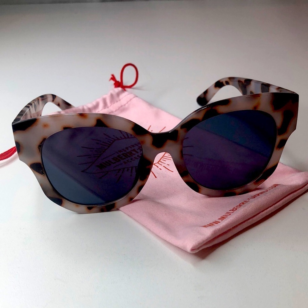 Stylish Oversize Tortoise Shell Look Sunglasses Brand New in Soft Bag